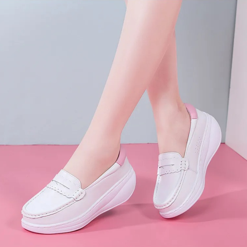 Women Shoes Tennis - أحذية رياضية للممرضات باللون الأبيض والوردي